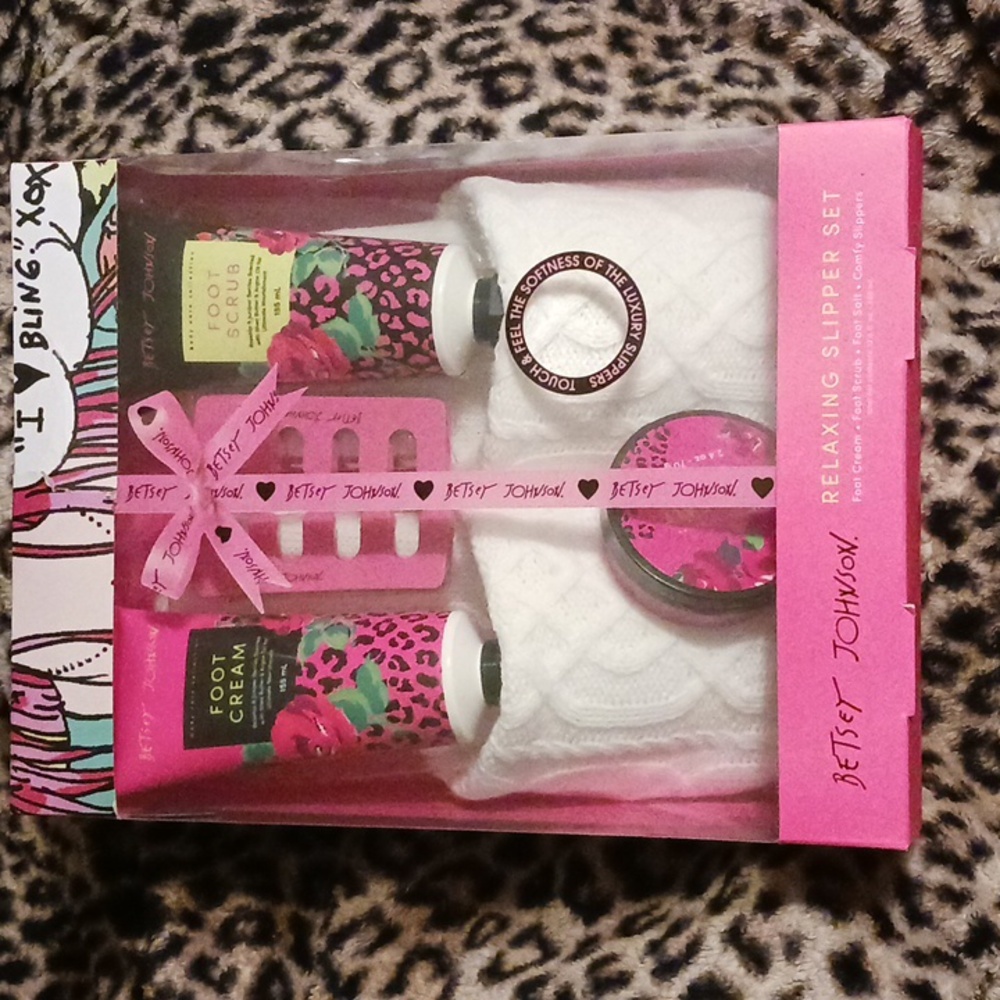 BETSEY JOHNSON RELAXING SLIPPER SET WITH FOOT SCRUB, SALT, & CREAM